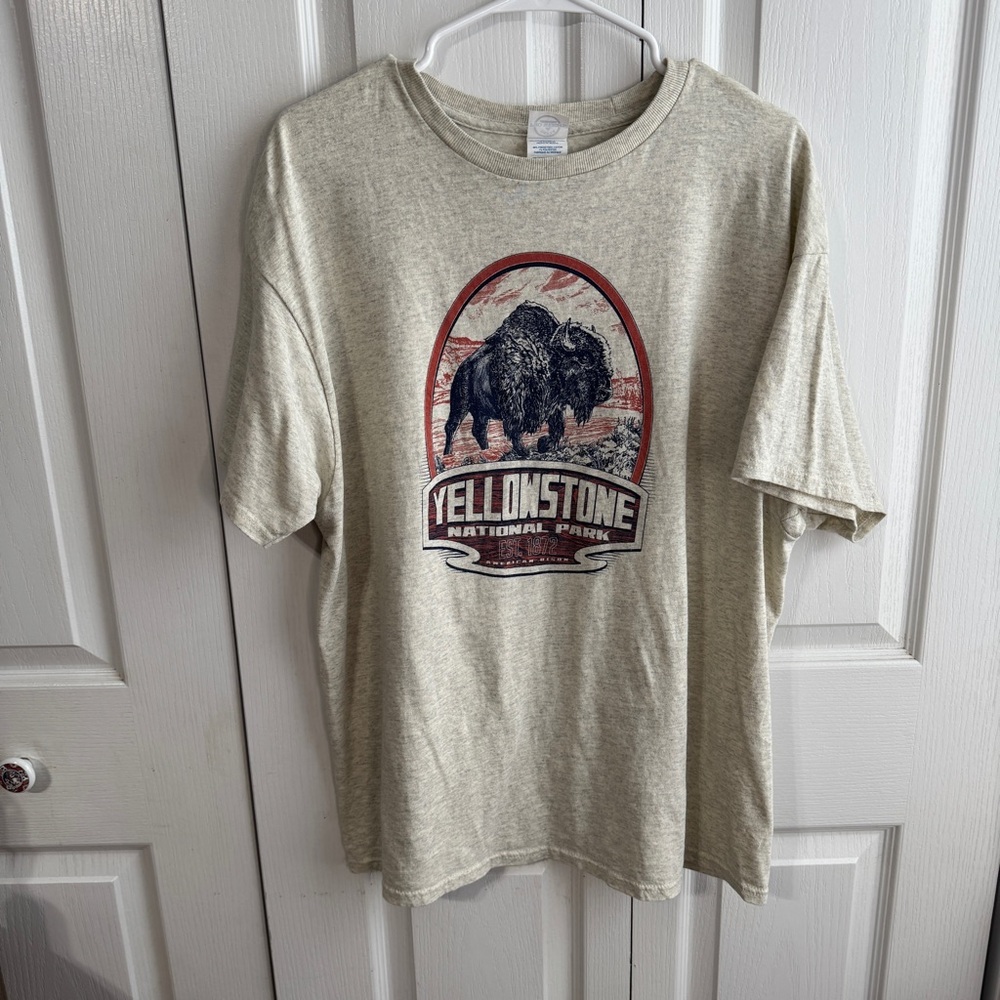 Delta Pro Weight Yellowstone graphic print short sleeve size XL